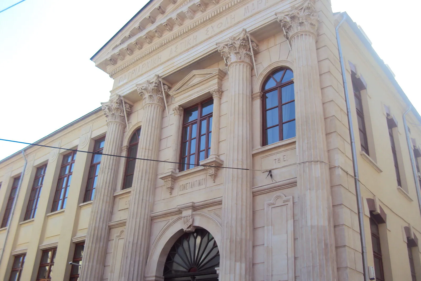Η αναστηλωμένη νεοκλασική πρόσοψη της εισόδου της σχολής, με κορινθιακές παραστάδες και αέτωμα