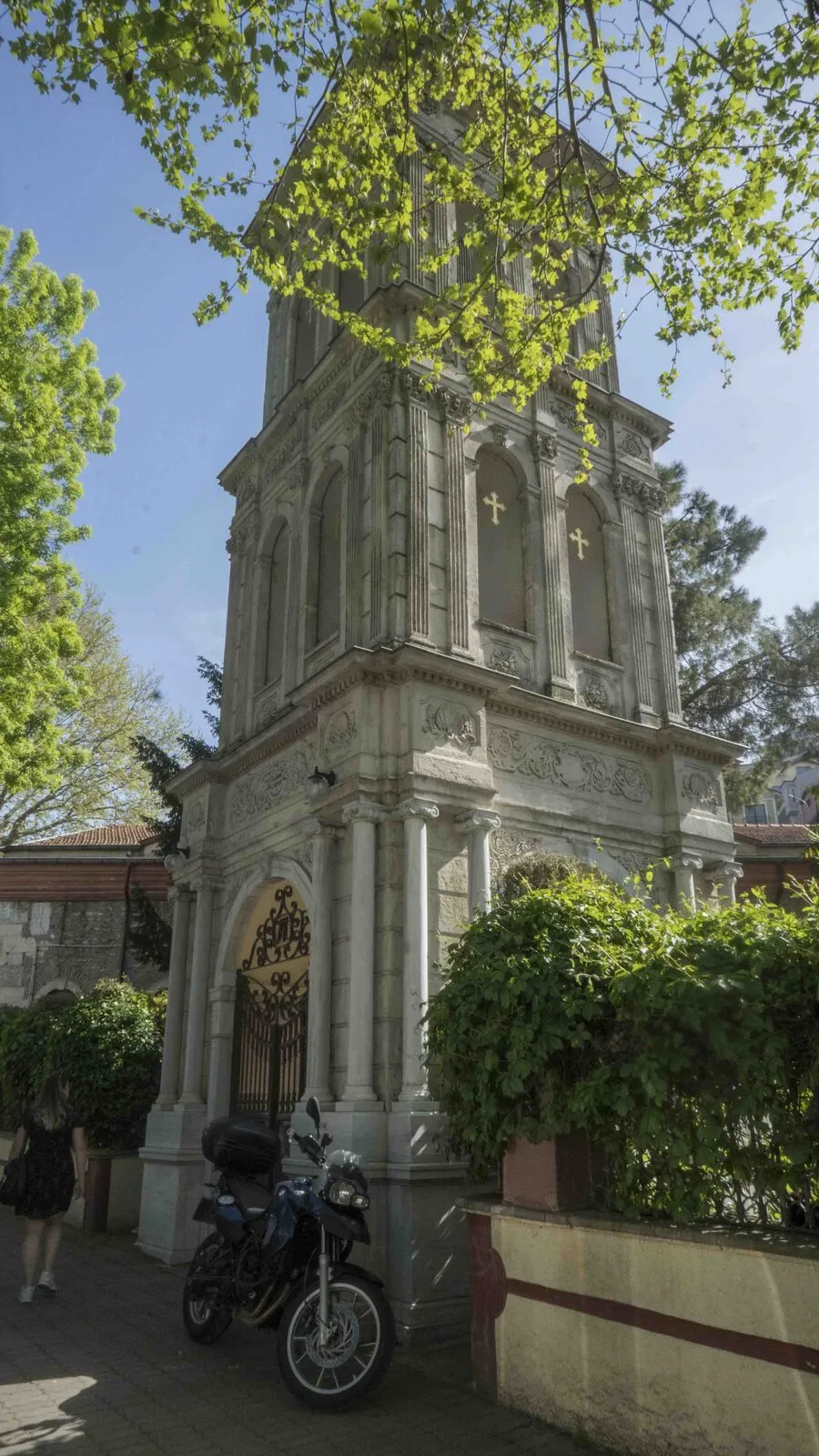 Το διακοσμημένο καμπαναριό πάνω από την πύλη της αυλής