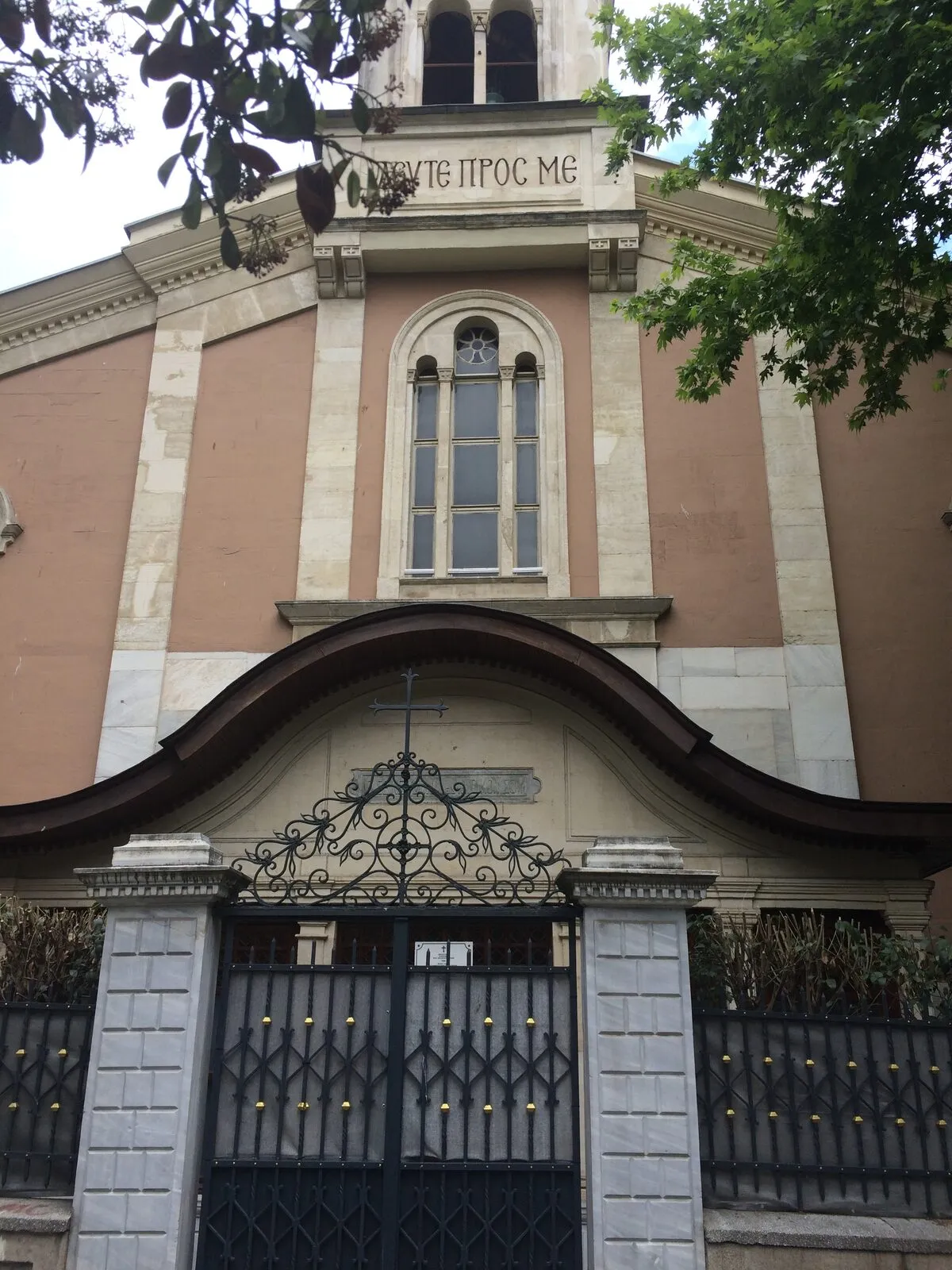 Η δυτική πρόσοψη του ναού με το καμπαναριό και την πύλη του αυλόγυρου