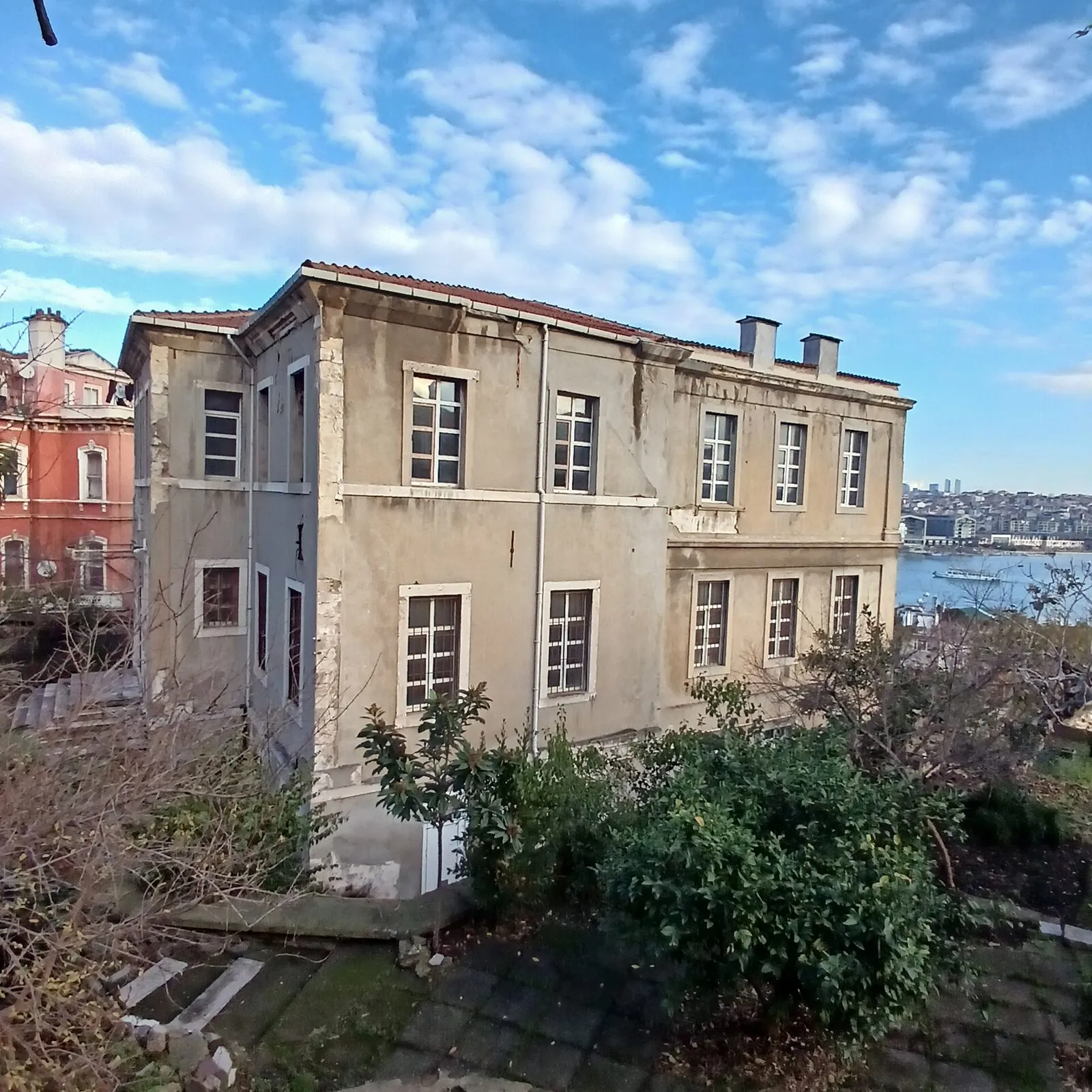 Το κτίριο του Ιωακειμείου Παρθεναγωγείου στο Φανάρι, με τον Κεράτιο Κόλπο στο βάθος