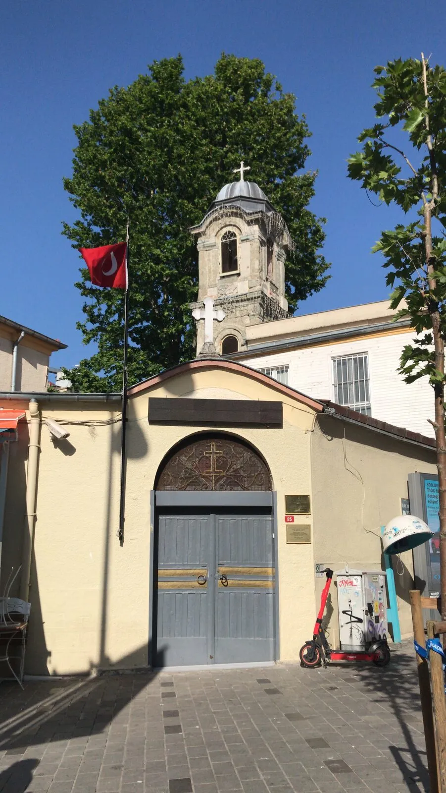 Η τοξωτή πύλη και το κωδωνοστάσιο του ναού της Αγίας Ευφημίας στην περιοχή της αγοράς της Καντίκιοϊ