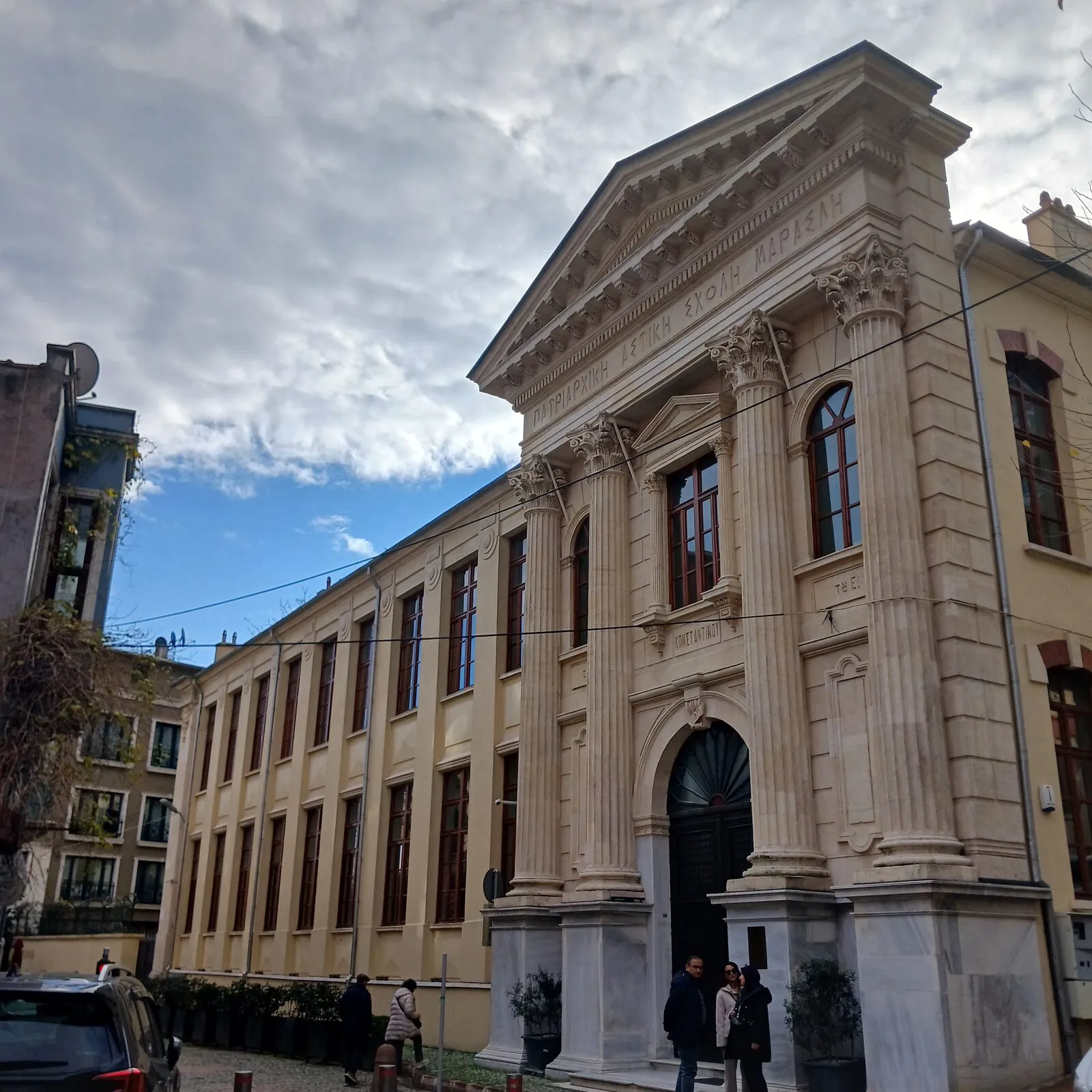 Το αναστηλωμένο κτίριο από τον δρόμο, με την είσοδο σε μορφή ναού και τη μακριά πλάγια όψη