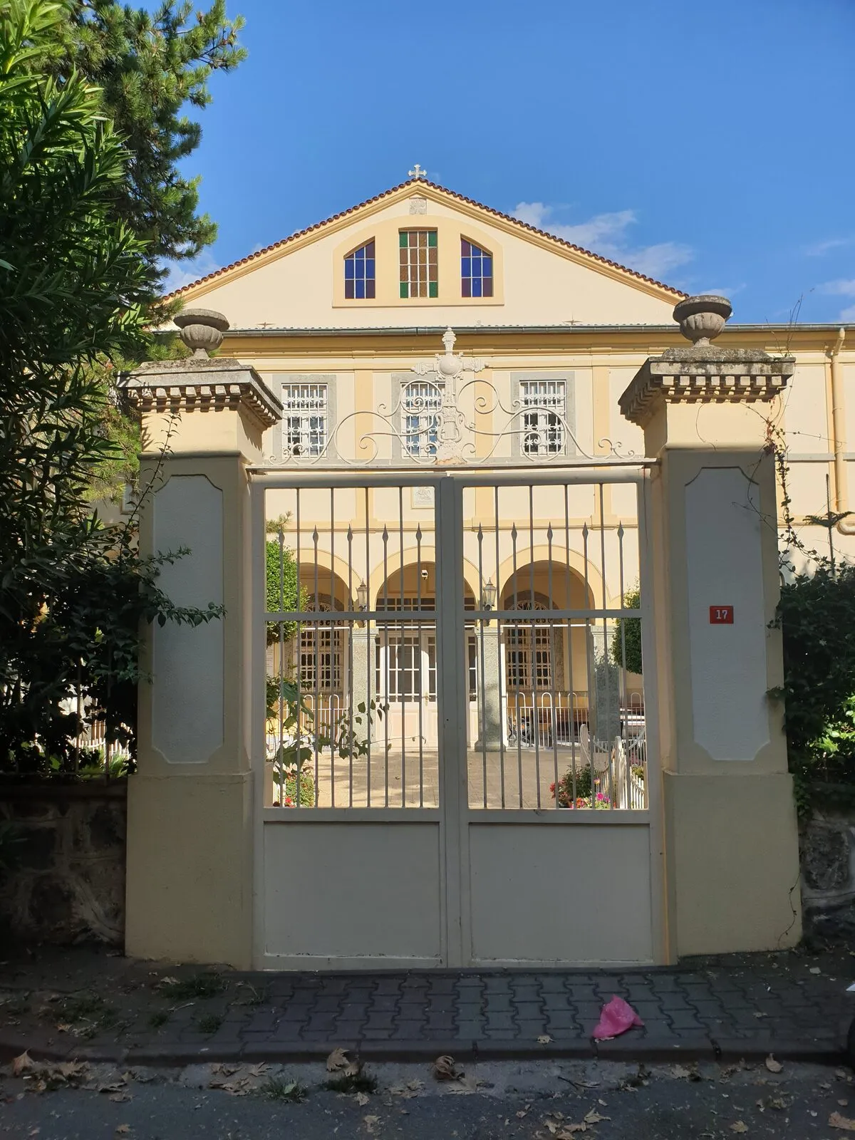 Η σιδερένια αυλόπορτα και η αετωματική πρόσοψη του ναού του Αγίου Δημητρίου