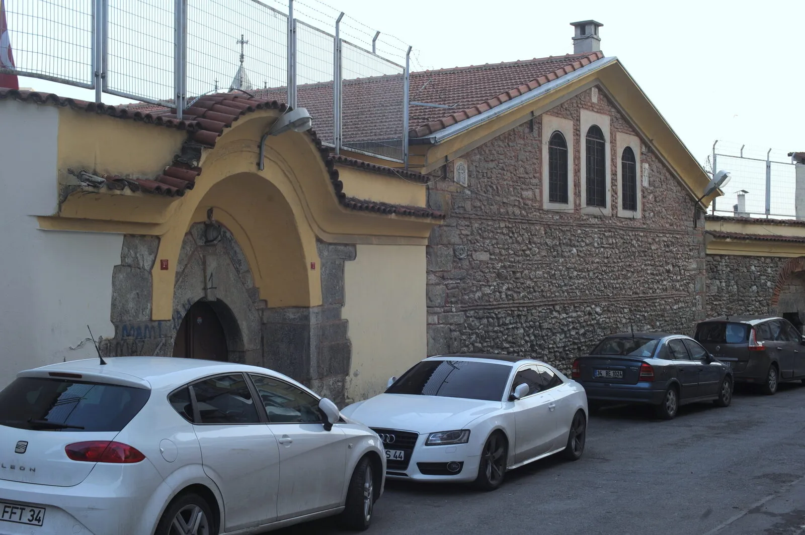 Η δυτική πλευρά του ναού και η αυλόπορτα