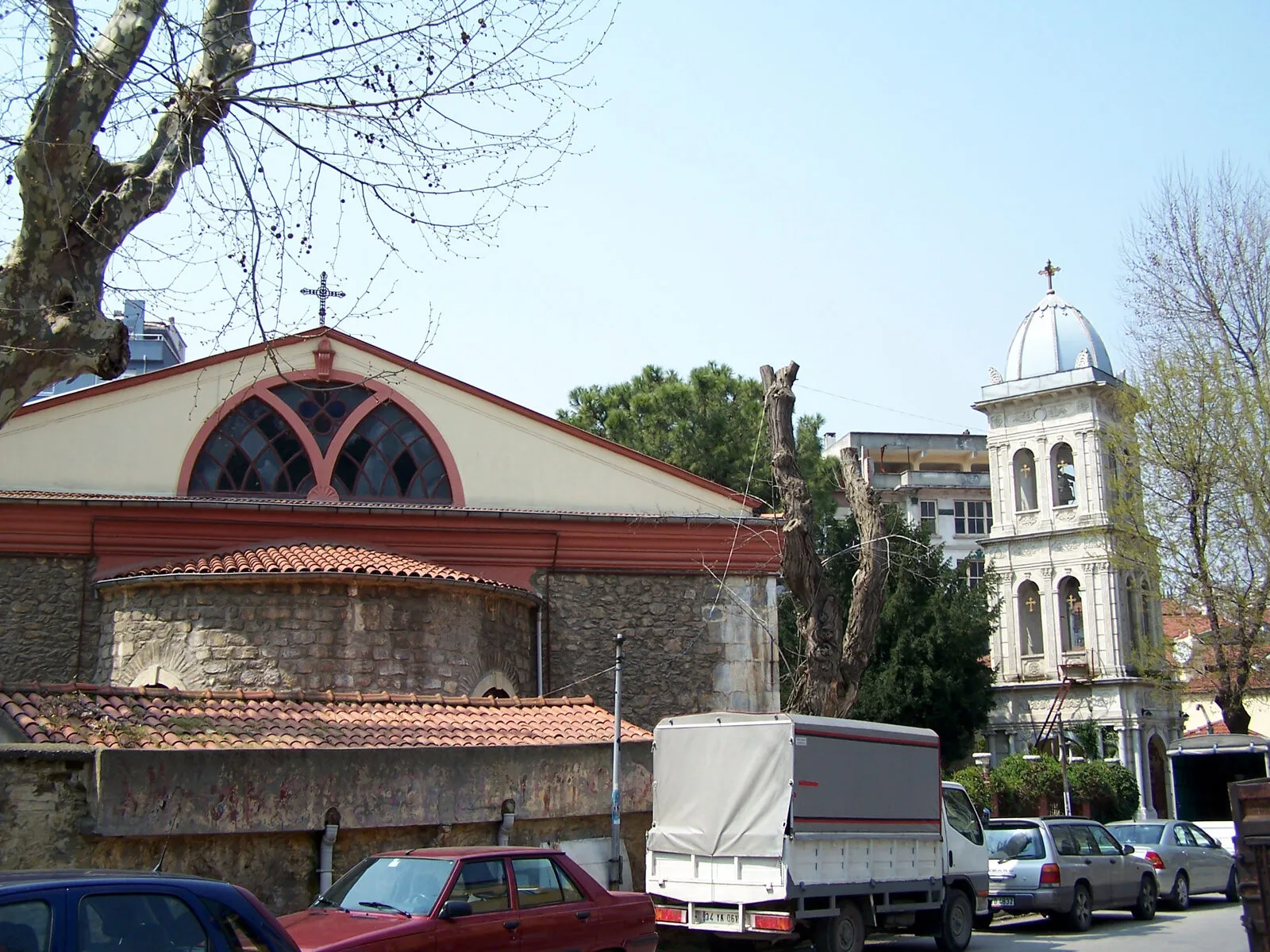 Ο ναός του Αγίου Παντελεήμονος από τον δρόμο, με το τρουλωτό καμπαναριό και τοξωτό παράθυρο