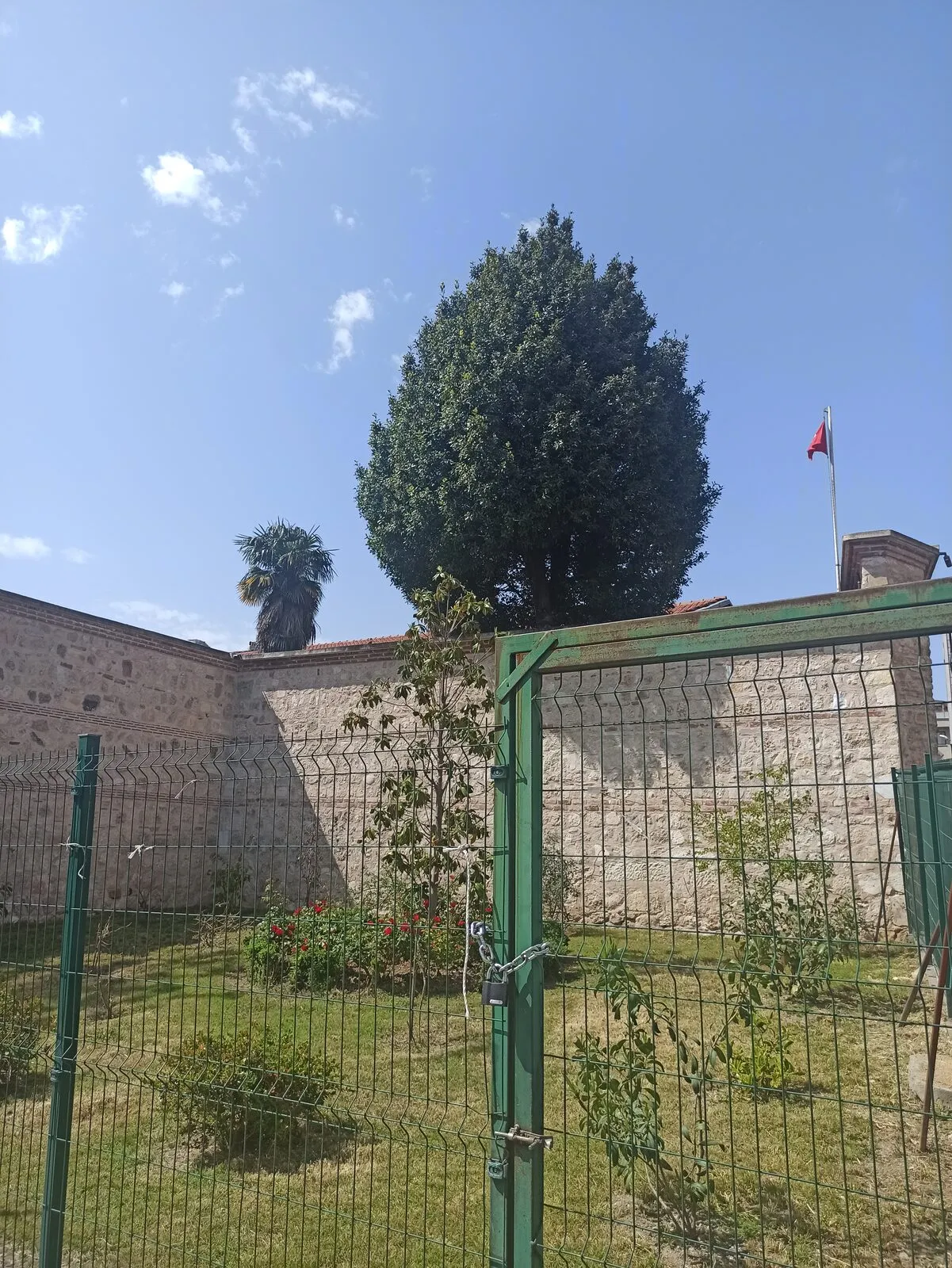 Ο νοτιοανατολικός τοίχος του ναού