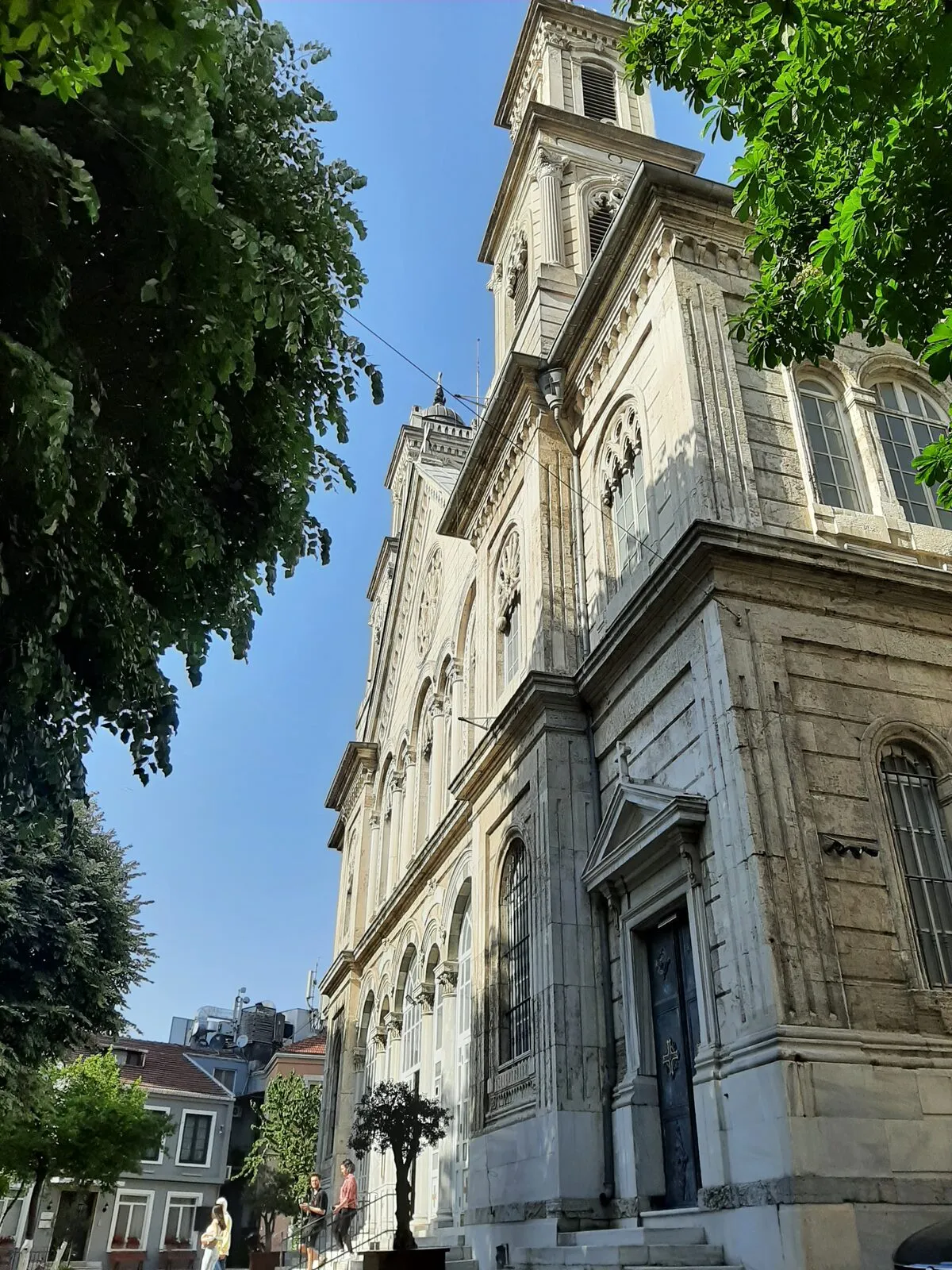 Πλάγια όψη της Αγίας Τριάδος στο Ταξίμ με τα καμπαναριά