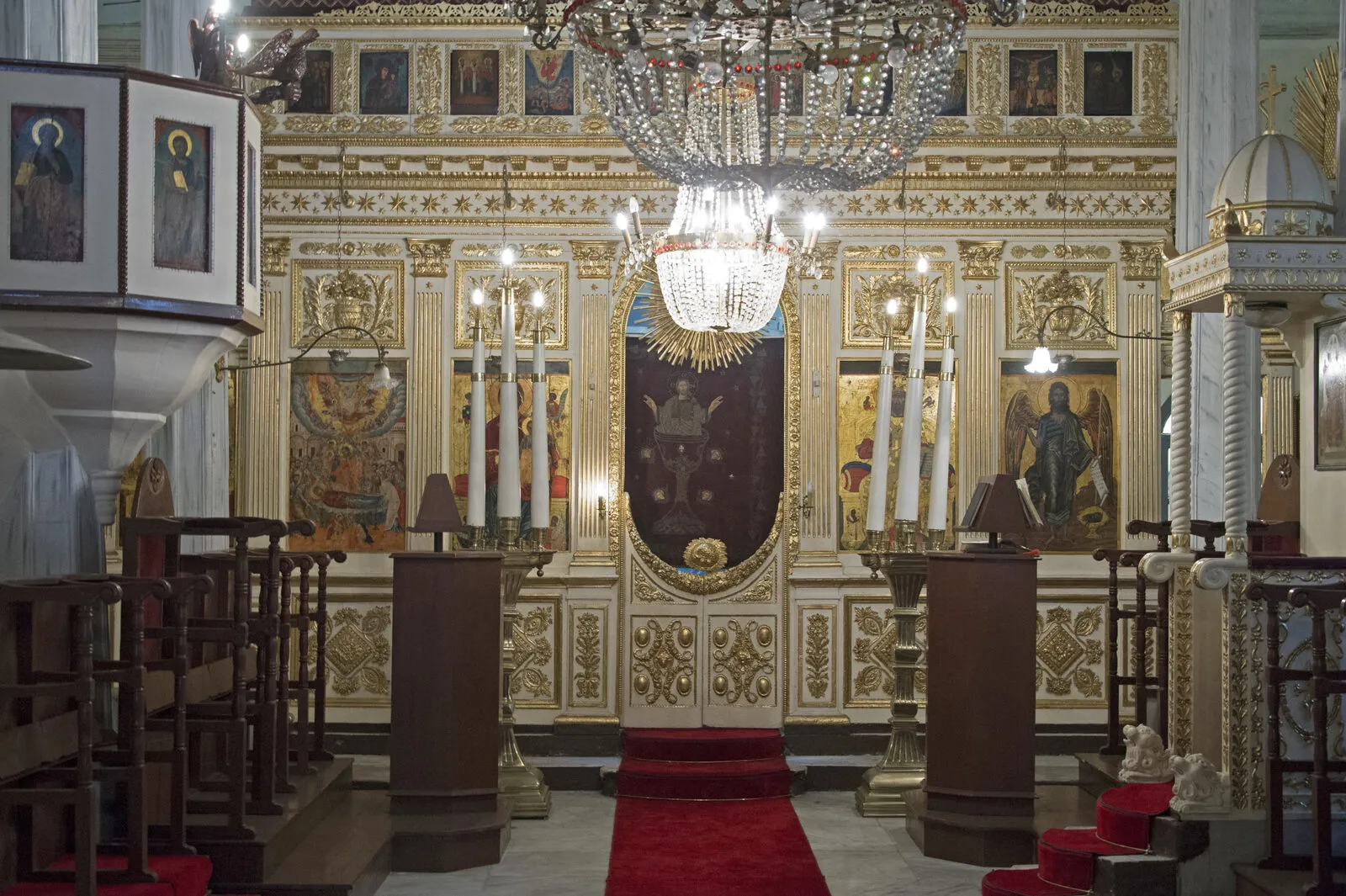 Το εσωτερικό του ναού με το επίχρυσο τέμπλο