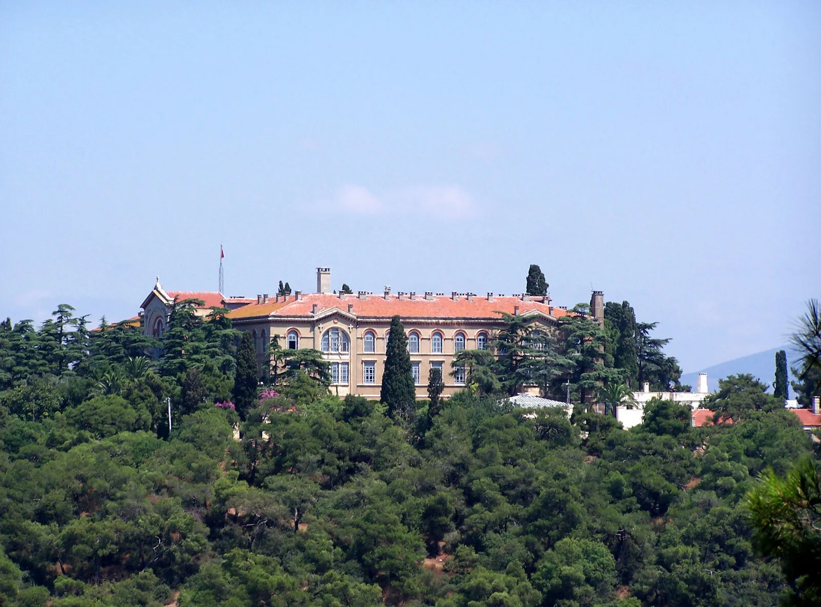 Το συγκρότημα της σχολής στη δασωμένη κορυφή της Χάλκης, από απόσταση